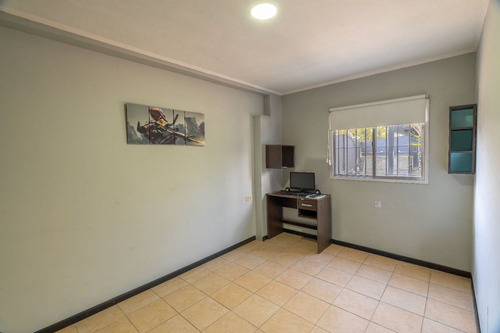 Venta Casa Con Fondo , Quincho Y Cochera En Wilde