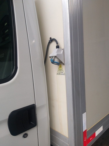 Iveco Daily Daily 35s14 Com Bau Refrigerado Piso Canaletado