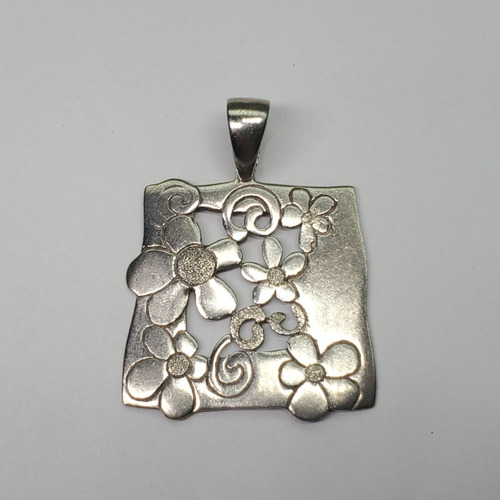 Imagen 2 de 7 de Dije Plata Cuadrado Con Flores