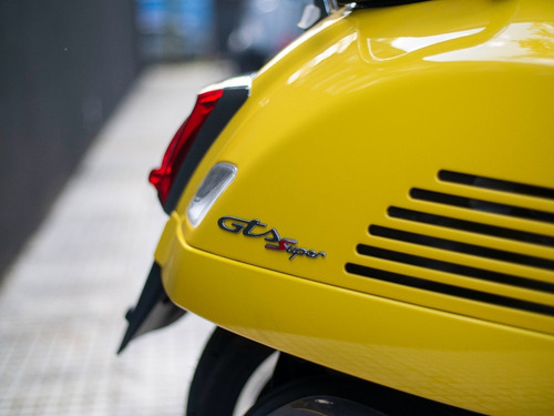 Imagen 12 de 25 de Vespa Gts Hpe Super 300 Amarilla Financiación Disponible