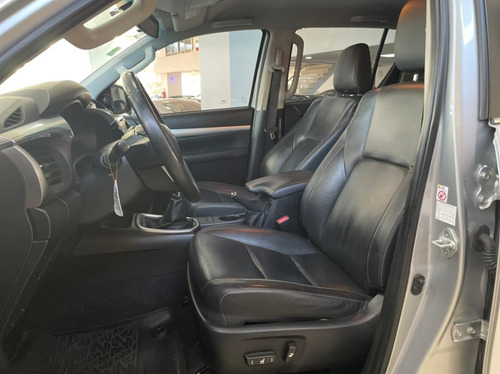 Toyota Hilux Srx 4x4 Manual Año 2017 Color Gris