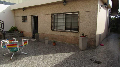 Imagen 2 de 23 de Venta En Quilmes- Chalet 4 Ambientes Con Doble Cochera Y Amplio Quincho