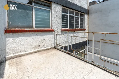 Casa De 4 Recamaras Con Uso De Suelo Comercial Y Jardín Junto Al Centro Médico La Raza