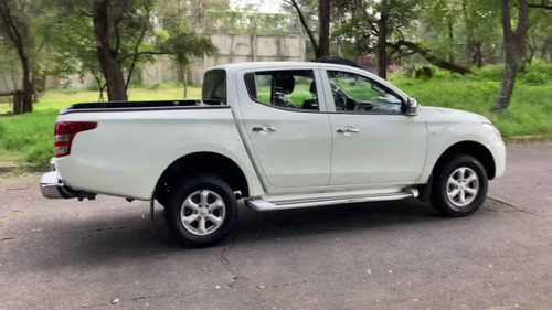 Imagen 14 de 15 de Mitsubishi L200 2017 4p Doble L4/2.5/t Diesel Man 4x4