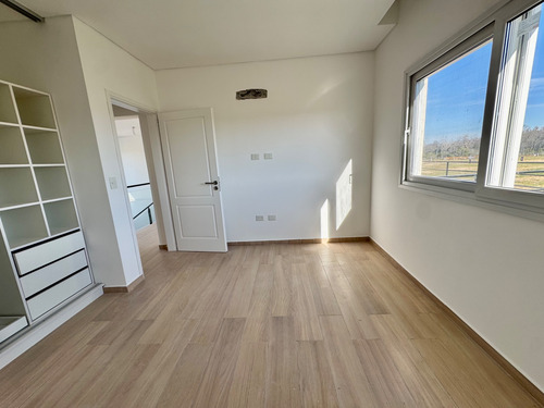 Venta De Casa A Estrenar En Barrio Cerrado Village Joven