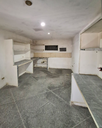 Local En Alquiler Con Oficinas En Av. Las Delicias Zona Norte De Maracay