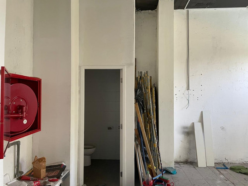 Arriendo Local Comercial De 67,82 M2, Metro Monte Tabor