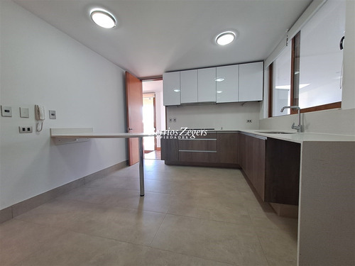 Casa En Arriendo De 4 Dorm. En Lo Barnechea