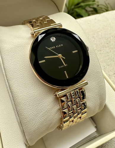 Reloj Mujer Anne Klein Cristal Mineral 30 Mm Ak/3976bkgb Correa Dorado Bisel Negro Fondo Negro