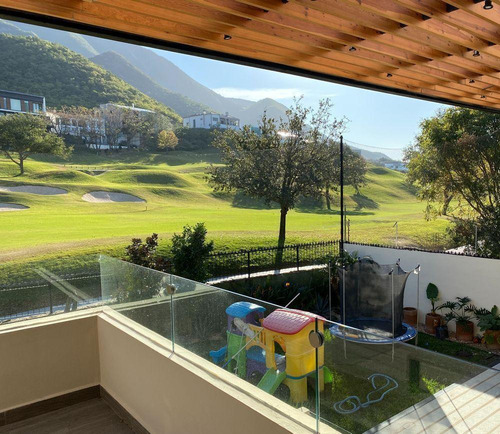 Residencia De Lujo En Venta En La Herradura Club De Golf, En Calle Privada, Con Alberca, 4ta Recámara En Pb, Sin Vecino Atrás, Colinda Con El Green, Equipada Con Acabados De Lujo!!