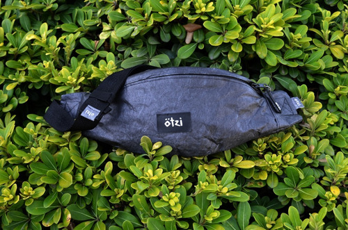 Riñonera/cangurera Ötzi. Black Tyvek. Eco Friendly.