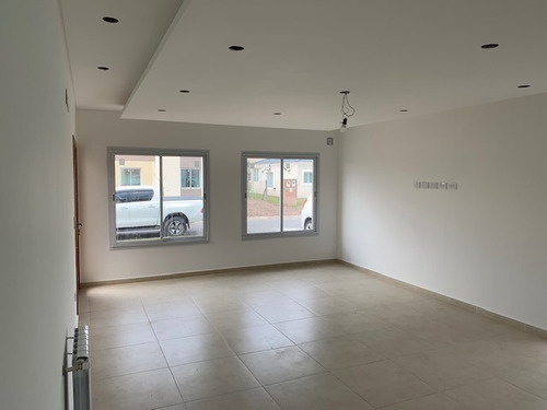 Imagen 12 de 24 de Super Oferta En Santa Ines De Canning!!! Lote Interno De 700 Mts Con Radiadores Y 3 Dormitorios!!!
