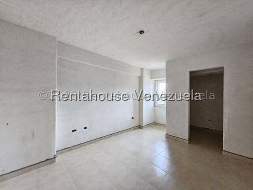 Bello Apartamento En Venta En Los Cabos A Remodelar A Su Gusto Con Planta Eléctrica Total Agua Constante Piso Medio Excelente Ubicación Nela 25-20469