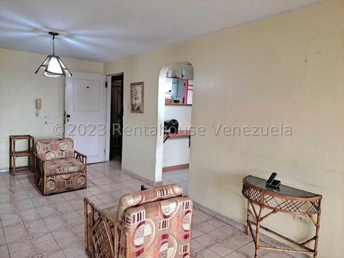 Amplio Apartamento En Venta Tipo Penthouse En Calle Garces De Coro 24-262 04r