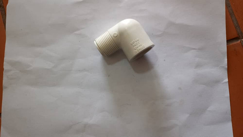 Codo De Tubería Pvc A 90° Con Rosca Macho Usado (Usado)