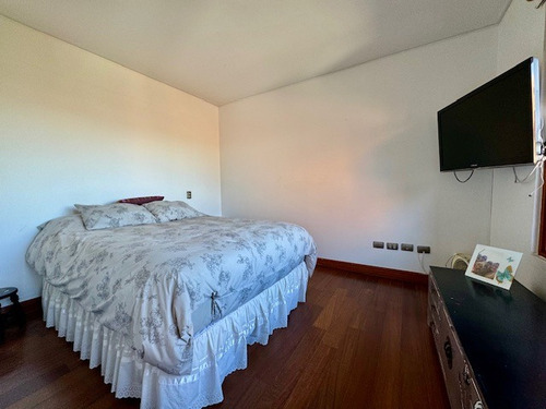 Con Maravillosa Vista, En Condominio Y Amplios Espacios