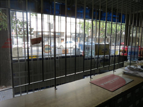 Imagen 21 de 22 de Local Con Vivienda En La Vía Pública