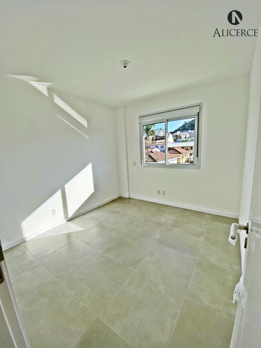 Apartamento 2 Dormitórios Em Coqueiros! - 2492