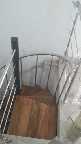 Imagen 7 de 10 de Escalera En Hierro Y Acero Inoxidable, Huellas En Madera