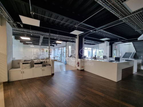 Edificio De Oficinas En Venta En Lomas De Querétaro, Con Recepción Y Sala De Jun