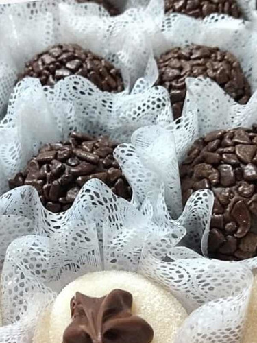 Imagem 3 de 3 de 100 Brigadeiros Tradicionais