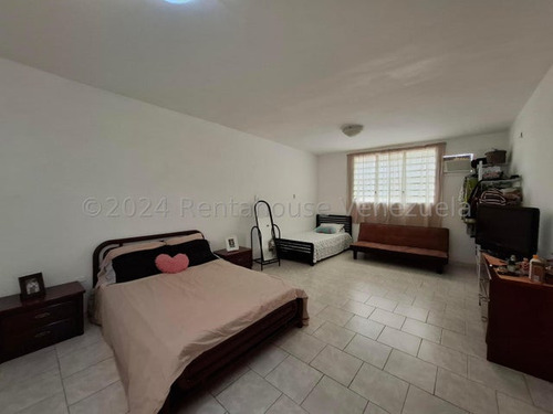 Casa Con Apartamento Anexo En Las Mayas, El Limon, Terreno Propio. 24-27522 More