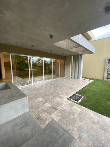Imagen 11 de 15 de Yosmar & Fernando Venden Town House En Cumbres De Guataparo. Foth-