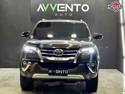 Toyota Hilux SW4 2.8 SRX 4X4 7 LUGARES 16V TURBO INTERCOOLER DIESEL 4P AUTOMÁTICO