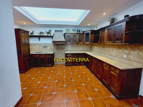 Vendo Belleza De Propiedad Integrada Por Dos Casas Independientes, Estilo Colonial, Sector De Alta Plusvalia. Excelente Precio