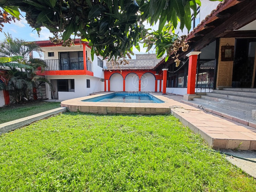 Casa En Venta En Col. Las Brisas, Temixco, Morelos Con Alberca Y Jardín.