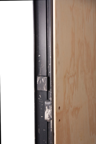 Imagen 4 de 10 de Puerta Placa Pino Romval 70x200 Con Marco Chapa 15 Cm