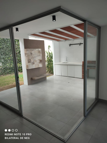 Hermosa Casa Minimalista . Tumbaco. Seguridad, Mucha Luz Natural, Conjunto Pisicina