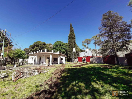 Casa En Esquina De 3 Dormitorios -lote 926 Mts 2 Y 151 Mts 2 Cubiertos - Villa Elisa