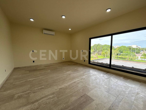 Residencia De Lujo En Vía Cumbres Con Amplios Espacios Y Exclusividad
