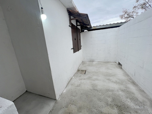 Alquiler De Hermosa Casa, Totalmente Reciclada, Piedras Blancas, 2 Dormitorios, Cochera, Baño, 2 Patios, Sin Gastos Comunes, Muy Segura!!