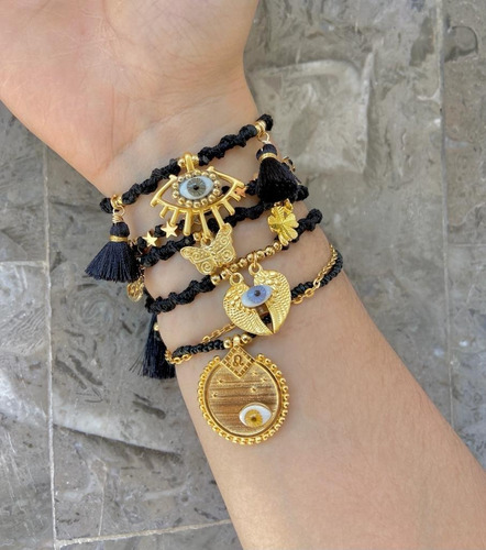 Imagen 1 de 1 de Set Pulseras Negras Tejidas A Mano Con Dijes Protectores