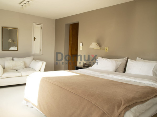 Destacada Propiedad En Barrio Melipal 250m2