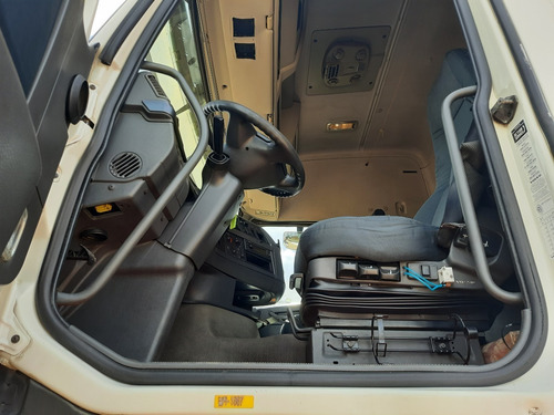 Imagem 7 de 17 de Volvo Fh 460 6x2 Globetrotter Branco