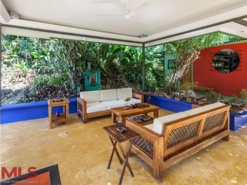 Encantador Lugar, Con Un Diseño Artístico(mls#238626)