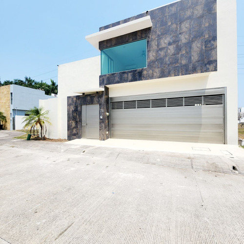 Casa En Venta Con Opcion Recámara Planta Baja, Alberca, Jacuzzi Fracc Las Palmas