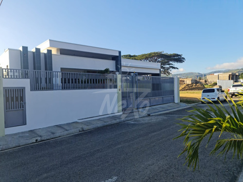 Casa Moderna En Proyecto Cerrado, Vigilancia 24 Horas Y Control De Acceso, Santiago (hfc-205)