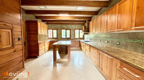 Linda Casa, Con Grandes Jardines Y Piscinas. $ Conversable