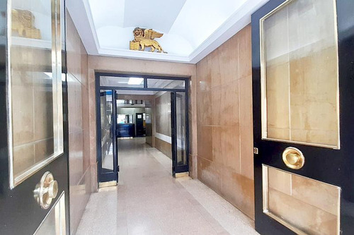 Oficina Al Frente En Muy Buen Estado | Edificio De Categoría