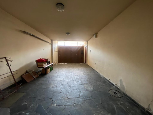 Lega Propiedades Vende En Exclusividad Excelente Inmueble De 4 Dormitorios, 2 Cocinas, 2 Baños Y Garage, Con Gran Potencial En El Centro De La Ciudad De La Paz.