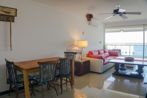 Departamento En Importante Torre.- Ref: 4942