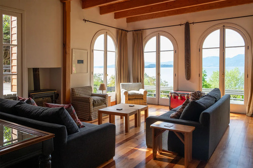 Casa En Primera Línea De Lago Con Parque Y Muelle