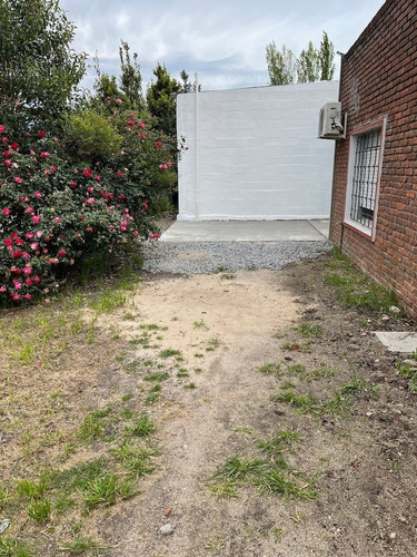 Imagen 14 de 15 de Casa De Dos Dormitorios Con Jardín, Barbacoa Y Techo Para Vehículo
