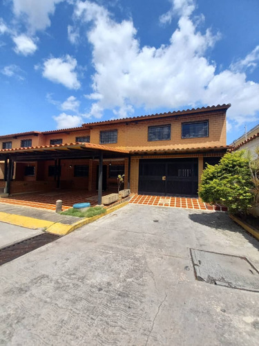 En Venta Casa 214m2 3h/4b/5p. Guatire.
