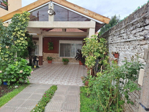Casa En Venta - 6 Dormitorios 3 Baños - 280mts2 - Villa La Florida, Quilmes