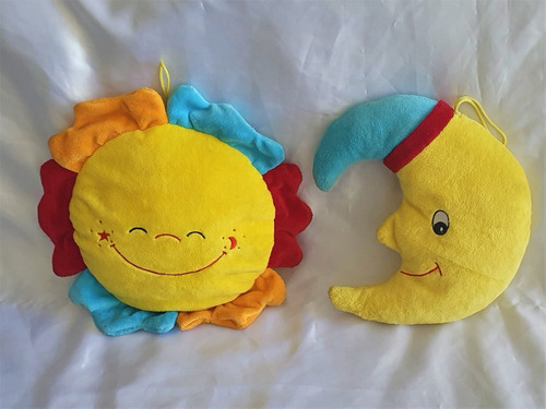 Set De 2 Coloridos Peluches De Colgar Sol Y Luna Impecables.